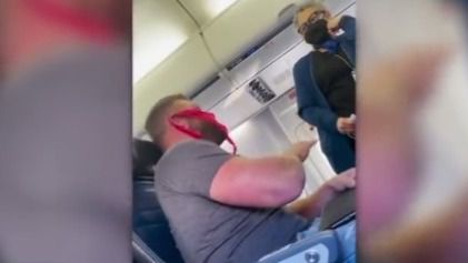 Expulsado de un avión en Florida por ponerse un tanga rojo en la cara en lugar de una mascarilla