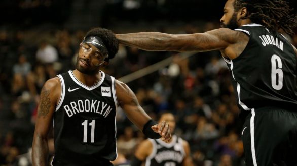 NBA. El lío sigue: los Nets piden al antivacunas Irving que vuelva tras haberle apartado y regresa contagiado
