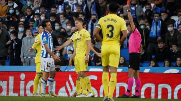 Oyarzábal ve la roja directa y el Villarreal saca tajada en San Sebastián | 1-3