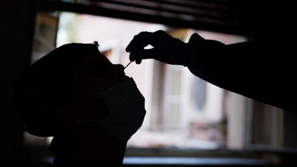 Este es el teléfono al que hay que llamar en Madrid si eres positivo y necesitas una baja laboral