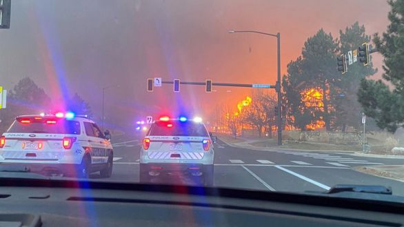 Un incendio consume casi 600 casas y obliga a evacuar localidades en Colorado