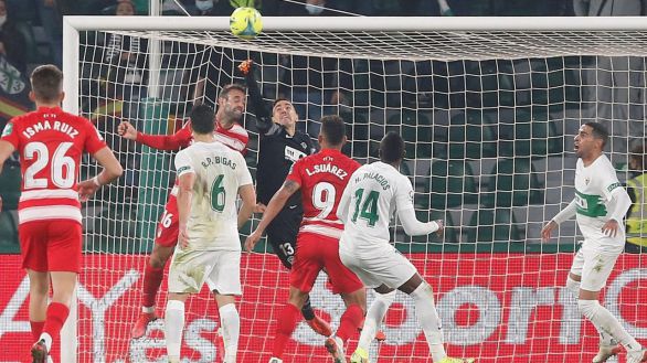 El Elche resiste ante el Granada en inferioridad | 0-0