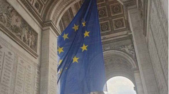 Macron retira la bandera de la UE en el Arco del Triunfo tras un aluvión de críticas: 