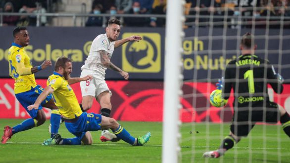 Ocampos saca al Sevilla de la red del Cádiz y le pega al Madrid | 0-1