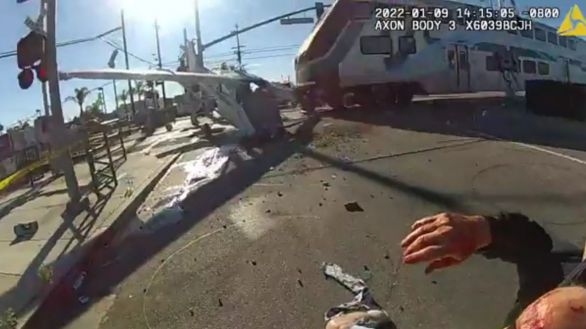 Salva su vida dos veces en segundos: evita ser atropellado por un tren tras caer su avioneta