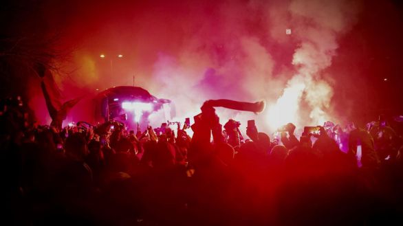 La violencia amenaza con volver al fútbol: el bus del Atlético, atacado en San Sebastián