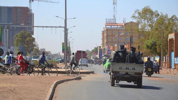 Los militares toman el poder en Burkina Faso y disuelven el Gobierno