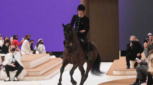 Carlota Casiraghi inagura el desfile de Alta Costura de Chanel a lomos de un caballo
