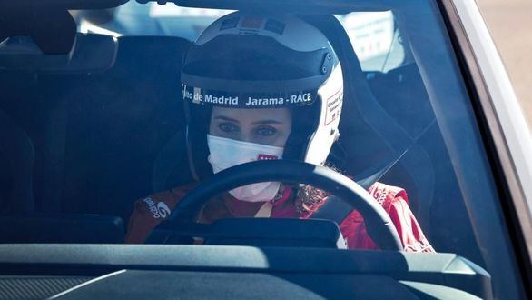 Ayuso inaugura el circuito del Jarama al volante de un coche de competición
