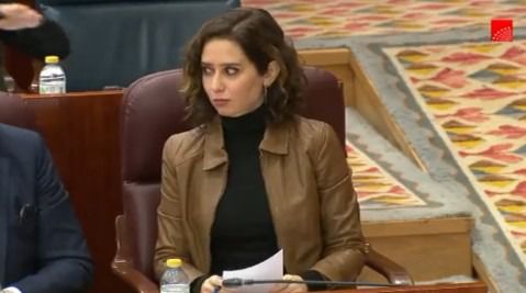 Así reacciona Ayuso cuando Podemos nombra a Tanxugueiras en la Asamblea