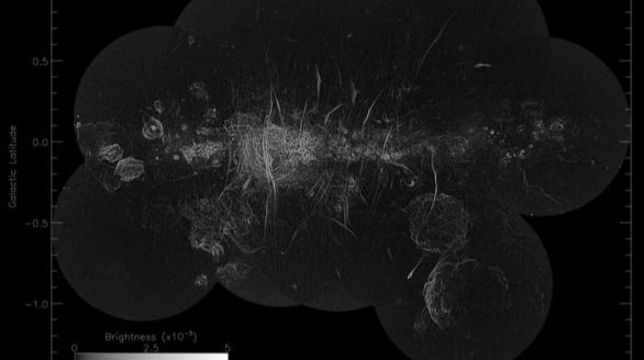 Descubren un millar de enigmáticos 'filamentos' en el centro de la Vía Láctea
