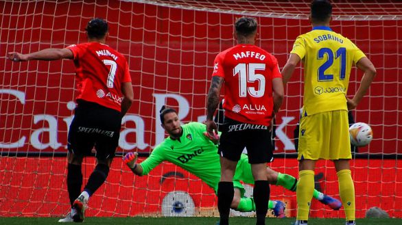 El Mallorca gana el mano a mano al Cádiz con polémica arbitral | 2-1