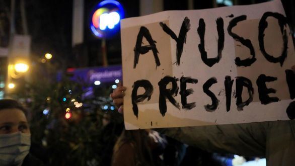 Concentración en Génova y apoyo masivo de las redes sociales a Ayuso