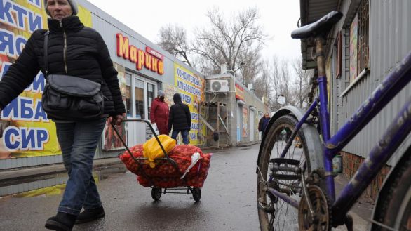 Separatistas prorrusos ordenan la evacuación masiva de civiles de Donetsk y Lugansk