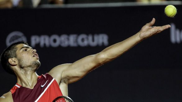 Abierto de Río. Carlos Alcaraz asola a otro 'Top-10' y deja un punto asombroso