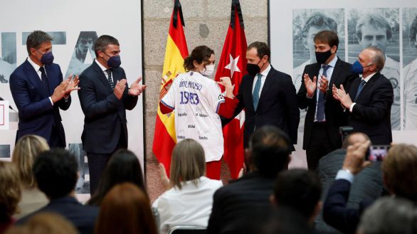 Díaz Ayuso entrega a la Quinta del Buitre el Premio Internacional del Deporte