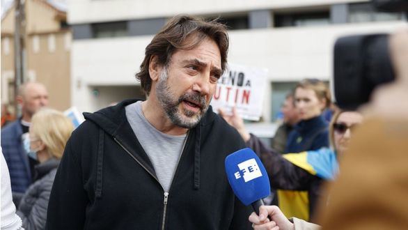 Bardem se manifiesta contra la invasión a Ucrania ante la embajada rusa