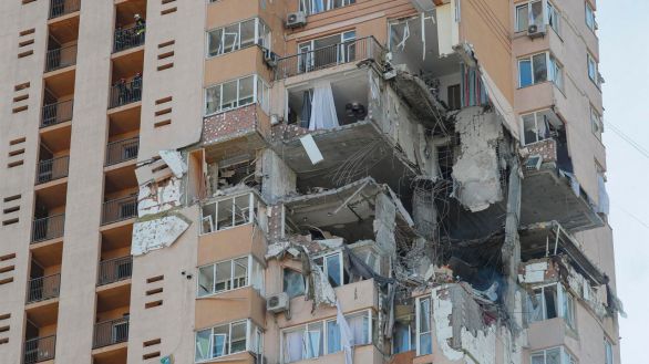 Un misil ruso alcanza un edificio de viviendas en Kiev