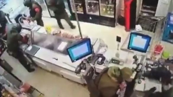 Soldados rusos saquean un banco y un supermercado en Ucrania