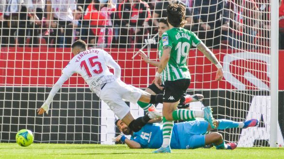 El Sevilla abofetea al Betis y sigue empeñado en ganar LaLiga | 2-1