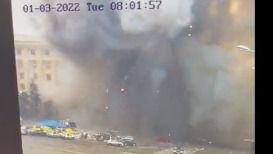 Un ataque con misil en el centro de Járkov destruye un edificio gubernamental