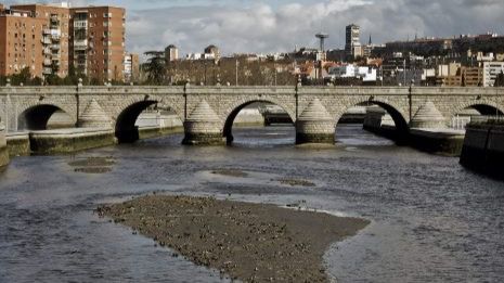 Hallado el cadáver de un hombre en el río Manzanares bajo el puente de Toledo