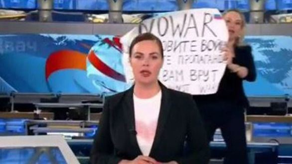 El Kremlin deja en libertad a la periodista rusa para no convertirla en una mártir
