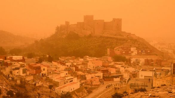 La calima pone a las ciudades en alerta por contaminación y lluvias de barro