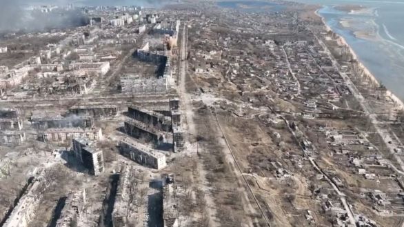 Un dron capta a vista de pájaro la desolación de Mariúpol tras los bombardeos