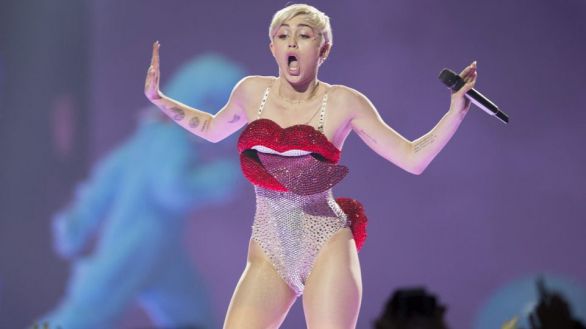 Aterrizaje de emergencia: el avión de Miley Cyrus impactado por un rayo