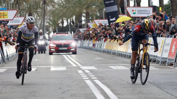 Volta Cataluña. Carapaz e Higuita completan su revolución en Cambrils