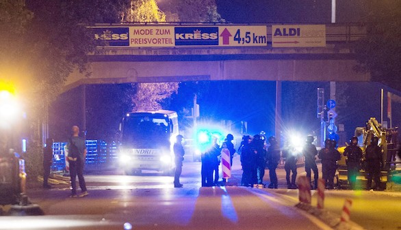 Neonazis alemanes atacan un autobús de refugiados extranjeros