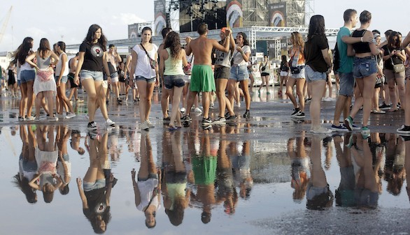 La lluvia obliga a evacuar a un millar de jóvenes del Arenal Sound