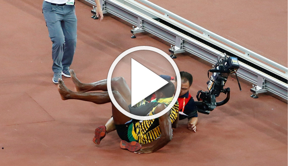 Bolt, derribado por un cámara mientras celebrara su último título