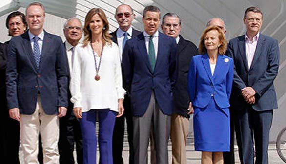 Veinticinco ex ministros llaman a la reflexión y la concordia para decidir "entre todos"