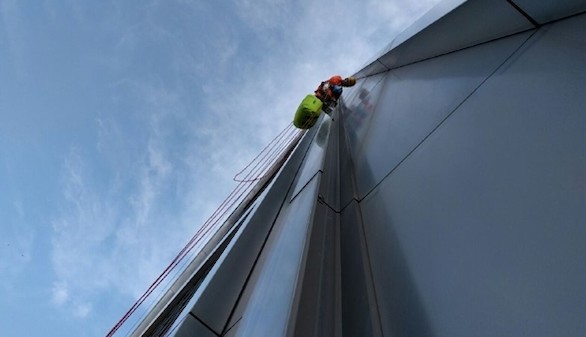 Greenpeace escala las madrileñas Torres Kio contra el TTIP
