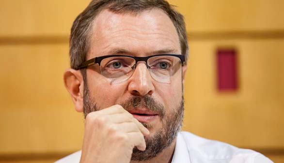 Maroto se casa en su despacho y celebrará esta tarde una ceremonia no oficial