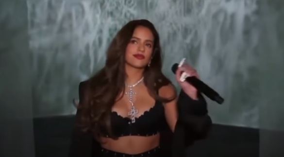 Rosalía, artista invitada en el desfile de lencería de Rihanna