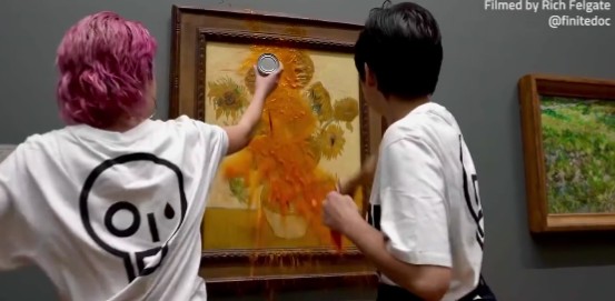 Acto vandálico en la National Gallery: arrojan sopa de tomate a Los Girasoles de Van Gogh