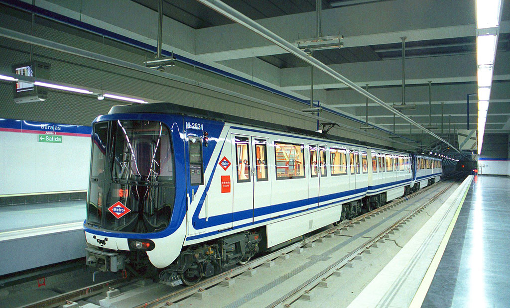 Un menor pierde las piernas al subirse al metro en marcha