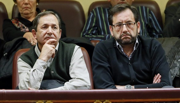El alcalde del Condado de Treviño, Ignacio Portilla, y el alcalde de la Puebla de Arganzón, Roberto Ortiz, durante el pleno del Congreso que debate una proposición de ley del Parlamento Vasco que pide anexionar a Álava el condado burgalés de Treviño.