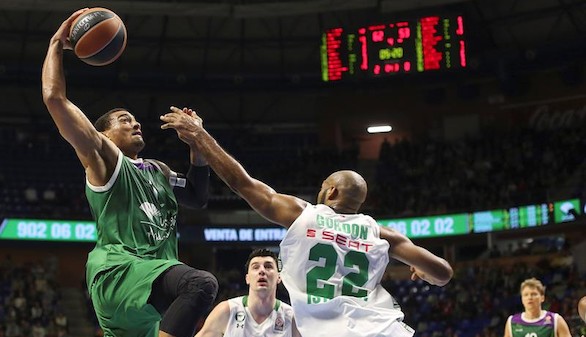 El Unicaja resurge y castiga en la segunda parte al Darussafaka | 70-62
