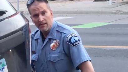 Más de un millón de dólares de fianza para el policía acusado de asesinar a George Floyd