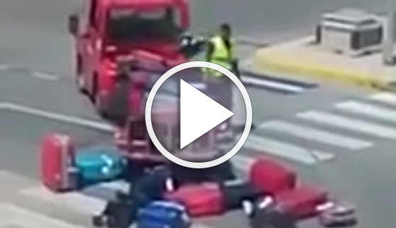 Vídeos virales. A patadas con las maletas en el aeropuerto de Ibiza