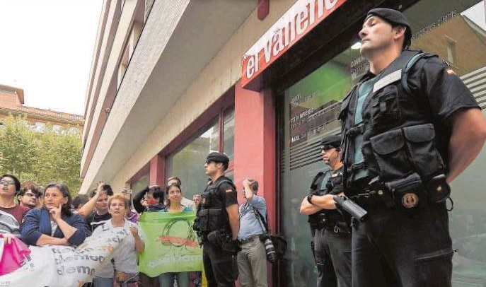 Duelo de encuestas en portada