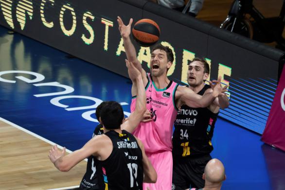 ACB Playoffs . Un gran Pau Gasol no basta y el Tenerife fuerza el tercer partido