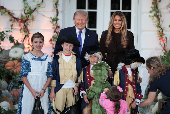 Donald y Melania Trump celebran Halloween en una Casa Blanca engalanada con calabazas