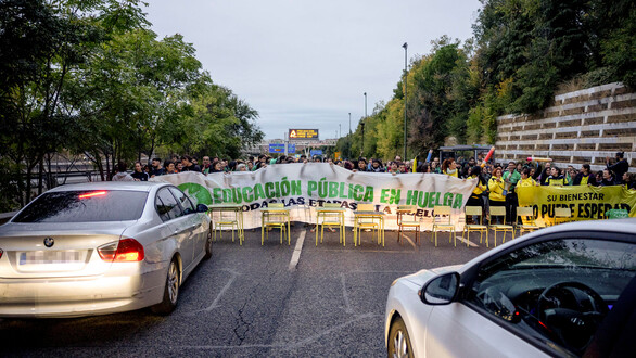Manifestantes de la huelga educativa cortan la A-3 en hora punta