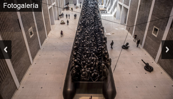 La mayor instalación de Ai Weiwei: una patera de 70 metros y 258 figuras