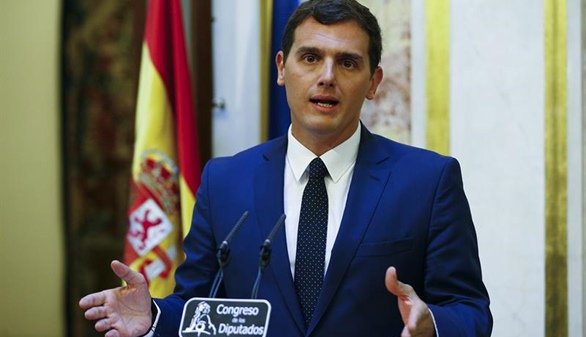 Rivera pide al PSOE que piense en España y no en su secretario general